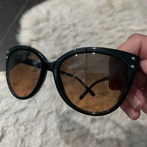 Michael Kors lightly used condition. Black sunglasses w/ brown gradient lenses.